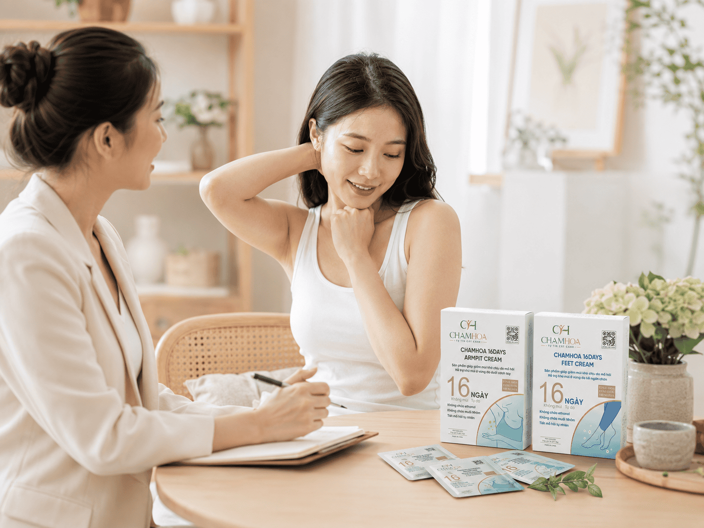 Phụ nữ chăm sóc da mặt với kem dưỡng Chamhoa tại nhà.